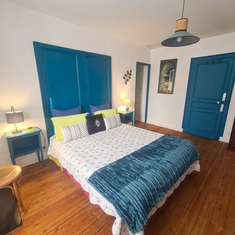 Suite parentale Paon – chambre d’hôtes lumineuse aux tons bleus en Périgord Noir
