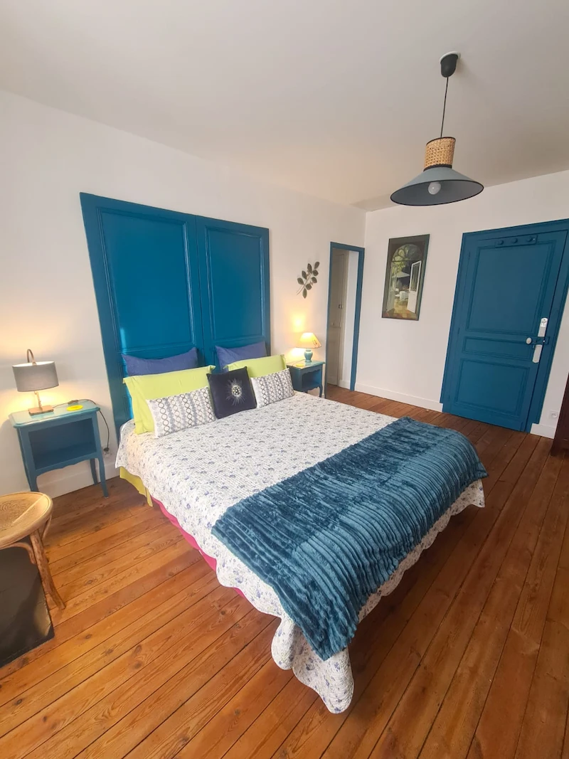 Suite parentale Paon – chambre d’hôtes lumineuse aux tons bleus en Périgord Noir
