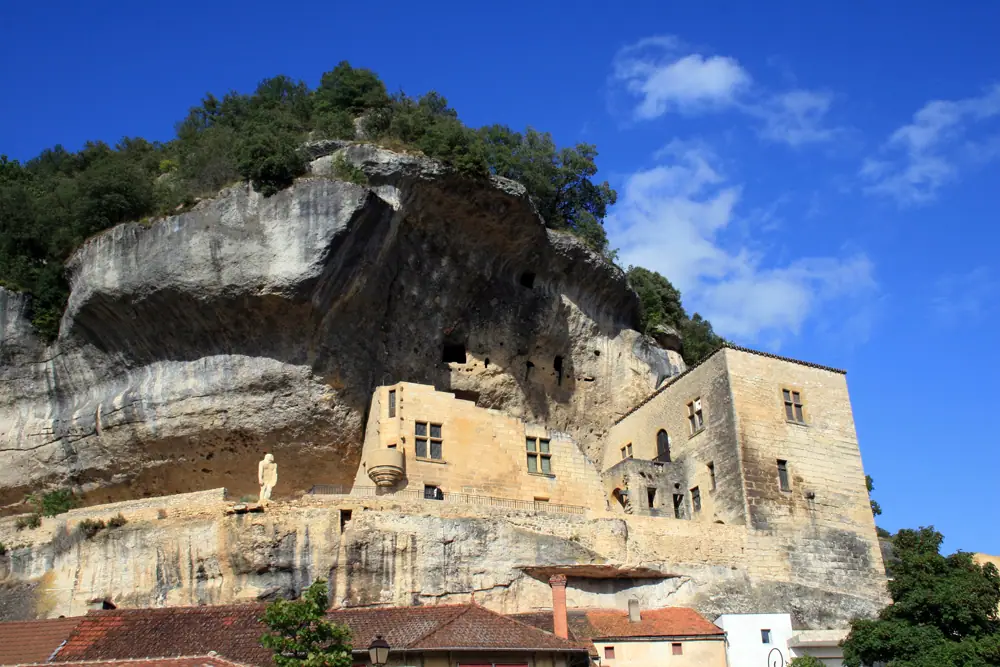 Musée national de Préhistoire des Eyzies, falaise troglodytique en Dordogne