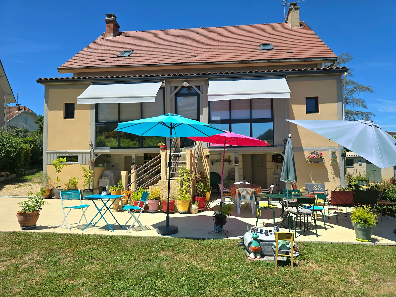 Terrasse et vue arrière de la maison de la chambre d’hôtes École Buissonnière en Dordogne